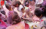 Sôi động bữa tiệc sắc màu giữa Hà Nội trong ngày 'Cá tháng Tư'